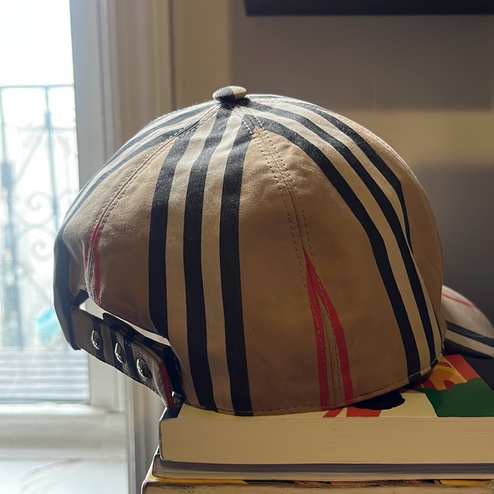 Unisex Burberry Print SnapBack. - Picture 3 of 4